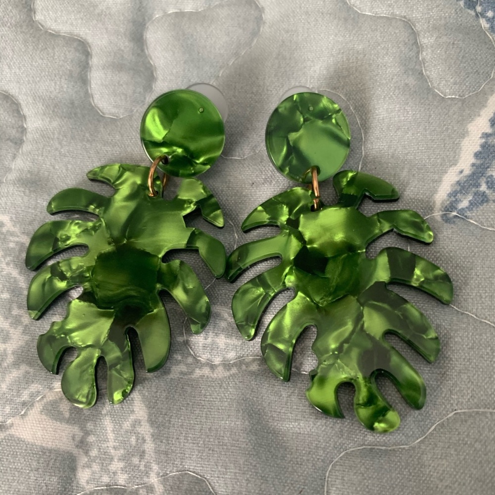 🥳never worn (nwot) green palm leaf earrings